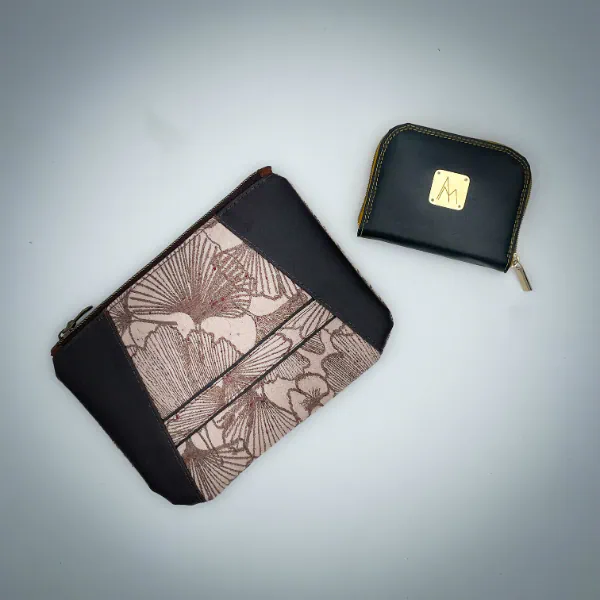 Pochette “Pyramide” et Mini Portefeuille “En Ville” en peau de marc de raisin Nisiar, côte à côte en extérieur