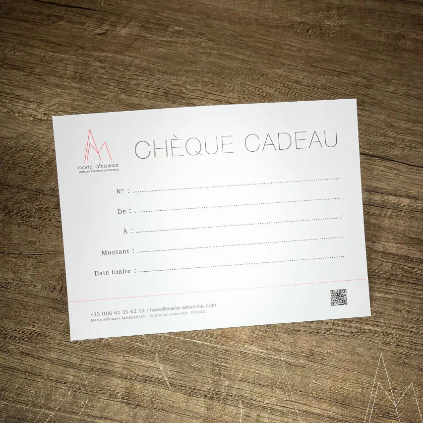 Un Chèque Cadeau sur un plan de travail en bois