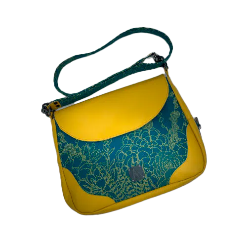 Un sac besace confectionné à partir d'écharpe de portage au motif de succulentes jaunes sur fond turquoise et d'un cuir jaune soleil, couplés à deux popelines bleu glace et jaune à l'intérieur.