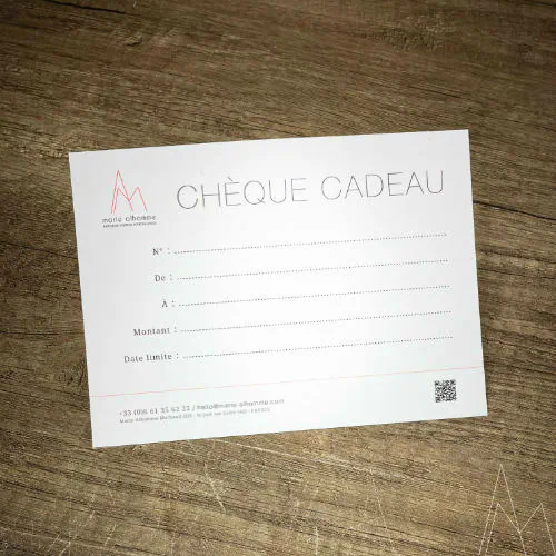 Un Chèque Cadeau sur un plan de travail en bois