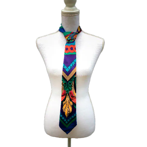 Une cravate fabriquée à partir d'un foulard de soie rouge, bleu, vert, jaune... et au motif rococco.