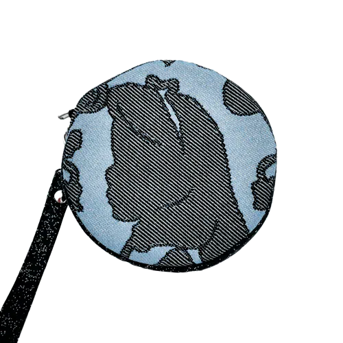 Une pochette ronde faite de toile à paillettes multicolores et d'une écharpe de portage gris-bleu, noire et argentée avec un motif inspiré de l'histoire “Alice au pays des merveilles”.