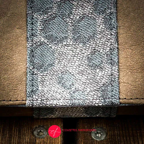 Un porte-monnaie en papier lavable marron et coupon d'écharpe gris au motif de ruche.