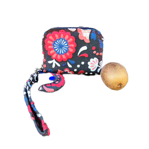 Un petit porte-cartes et porte-monnaie zippé en tissu gris brodé de motifs floraux scandinaves bleus, rouges et blancs.