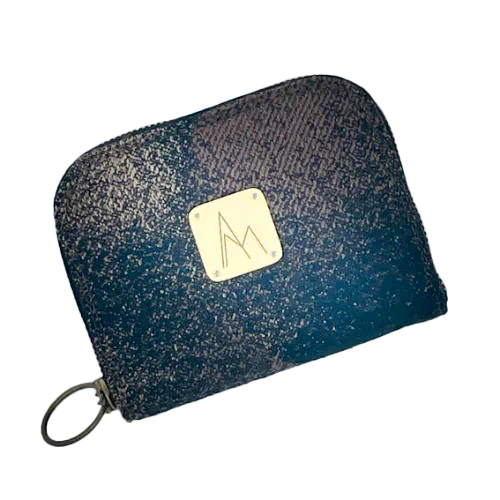 Un petit porte-cartes et monnaie zippé fait avec du tissu d'écharpe de portage noir, marron et beige avec un motif abstrait rond.