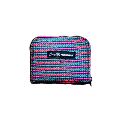 Un petit porte-cartes et porte-monnaie zippé en tissu gris brodé de lignes roses et rouges brillantes, avec un intérieur en toile gris mat.