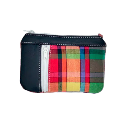 Un petit porte-monnaie zippé fabriqué à partir d'un patchwork de différents matériaux : une toile de Madras et du cuir d'agneau noir.