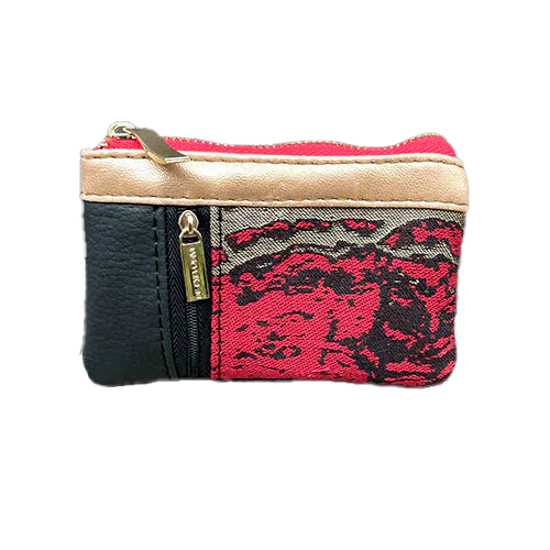 Un petit porte-monnaie zippé fabriqué en simili noir, or et rouge, et un tissu en écharpe de portage assortie avec un motif marbré.