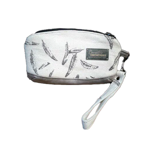 Une petite pochette zippée cousue en simili gris et écharpe de portage blanche et grise au motif de plumes.