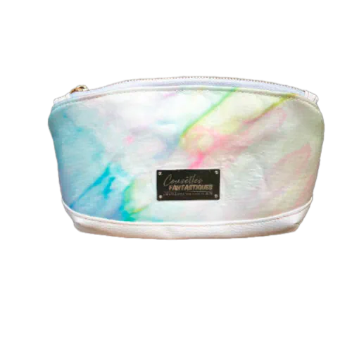 Une petite pochette zippée faite en simili blanc et foulard en soie peint à la main.