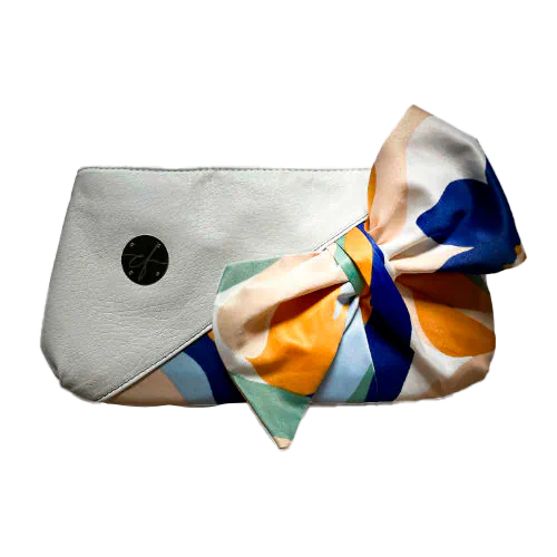 Une petite pochette zippée cousue en similicuir blanc et une écharpe colorée avec un design floral moderne et abstrait en blanc, bleu, sauge, beige et cannelle. À l'intérieur se trouve un popeline brillant de couleur sauge claire.