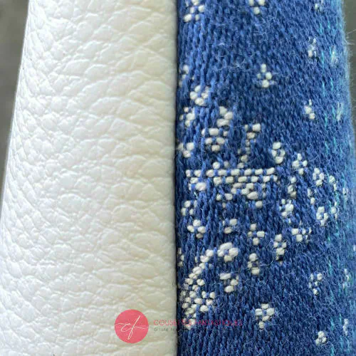 Une petite pochette zippée faite en écharpe de portage bleu et blanche motif étoiles pointillistes et simili blanc.