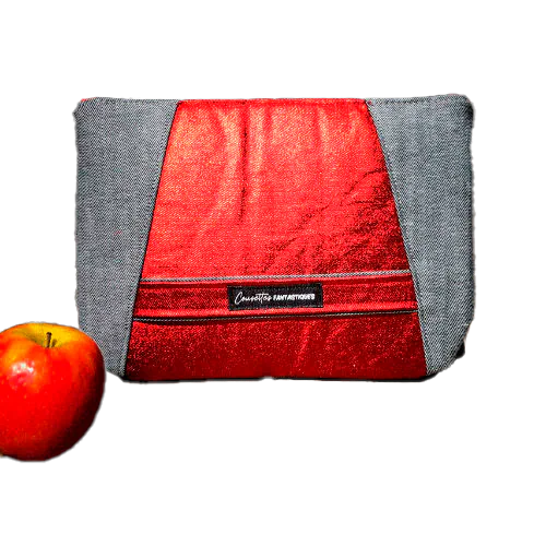 Une pochette zippée cousue dans un denim bi-face gris et rouge métallisé, associé à de la soie rouge vif.