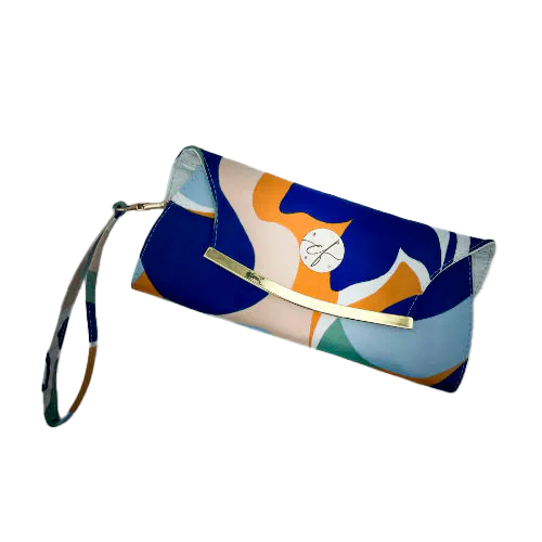 Un portefeuille pochette confectionné à partir d'une écharpe colorée avec un motif floral moderne et abstrait en blanc, bleu, sauge, beige et cannelle. À l'intérieur, on retrouve du similicuir blanc et un popeline brillant de couleur sauge claire.