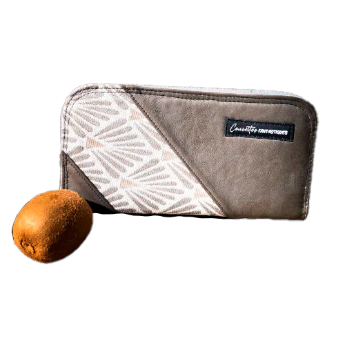 Un porte-cartes-et-monnaie zippé en cuir d'agneau gris, tissu d'ameublement et toile de lin brut.