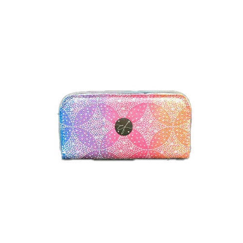 Un porte-cartes-et-monnaie zippé fabriqué avec une écharpe de portage à dégradé arc-en-ciel avec un motif d'étoiles pointillistes et du jean de haute couture gris.