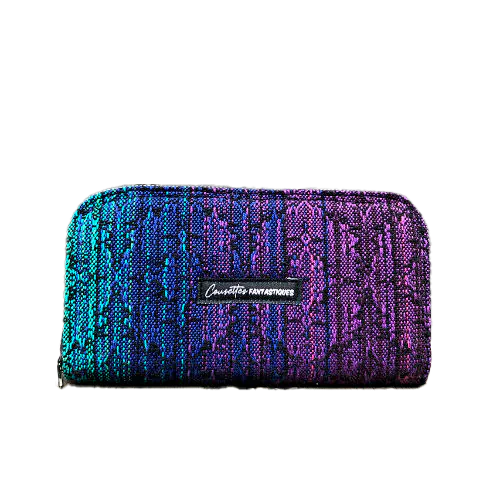 Un porte-cartes-et-monnaie fabriqué avec un coupon d'écharpe de portage en dégradé de bleu à violet à l'extérieur et une popeline noire, rose et pétrole à l'intérieur.