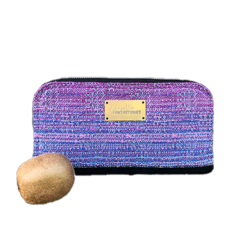 Un porte-cartes-et-monnaie zippé fabriqué à partir d'un coupon d'écharpe de portage tissée main en dégradé miroir du rose au bleu, et de liège noir.