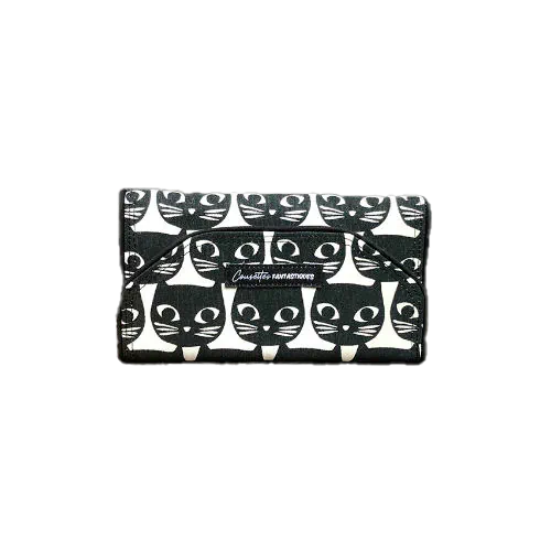 Un portefeuille fait de toile de coton noir et blanc à motif de têtes de chat à l'extérieur, et de popeline rose et de cretonne à motifs d'oiseaux à l'intérieur.
