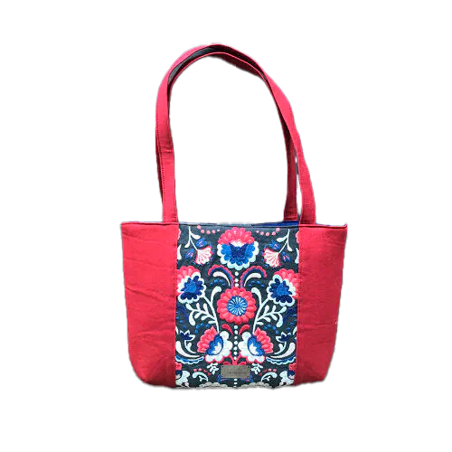 Un sac cabas en tissu gris brodé de motifs floraux scandinaves bleus, rouges et blancs, en gabardine rouge et en popeline bleu roi.