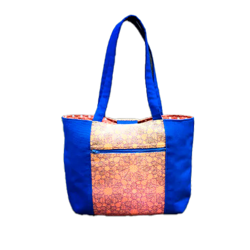 Un sac cabas en tissu bleu roi, une écharpe de portage avec un motif géométrique arabesque bleu sur un fond dégradé allant de l'orange au jaune, et en cretonne orange avec des motifs géométriques.