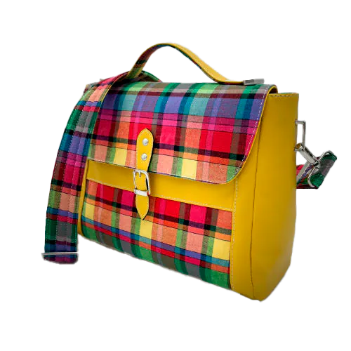 Un sac cartable constitué de cuir jaune et de toile de madras multicolore.