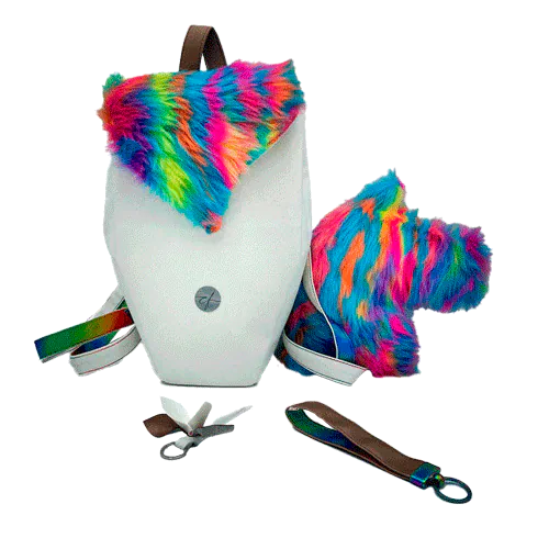 Un sac à dos fabriqué à partir de simili blanc et de fausse fourrure arc-en-ciel.