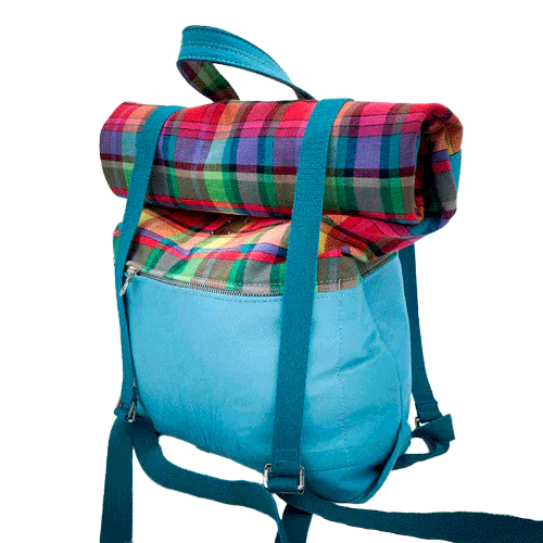 Un sac à dos confectionné en cuir bleu turquoise clair et en tissu Madras multicolore.