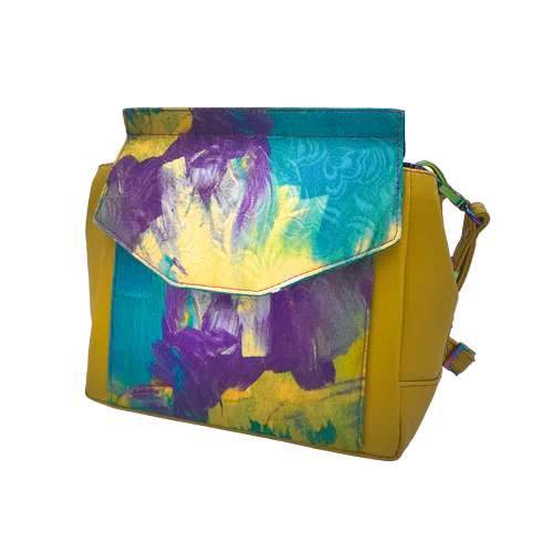 Un sac anguleux confectionné avec un cuir jaune et un tissu damassé peint, avec une doublure en satins turquoise et violet.