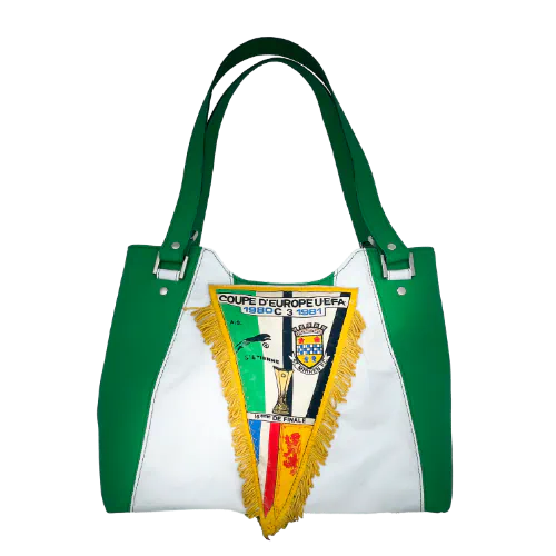 Un sac d'épaule composé de cuirs vert et blanc, d'un fanion vintage de sport et d'une doublure verte et blanche.