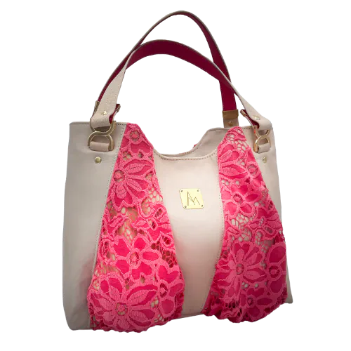 Un sac d'épaule composé de cuir de chèvre beige, de dentelle rose corail et d'une doublure gris souris.