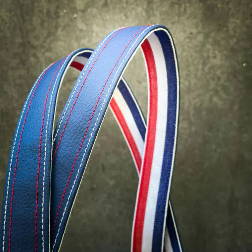 Un sac d'épaule réalisé avec plusieurs coupons d'écharpe de portage (bleu, blanc et rouge) et similis blanc et bleu.