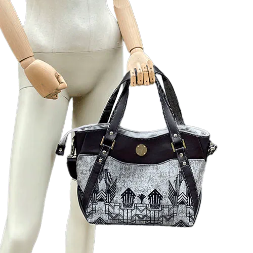 Un sac d'épaule fait avec du tissu d'écharpe bleu nuit et argenté au motif géométrique art déco, et du cuir bleu nuit.