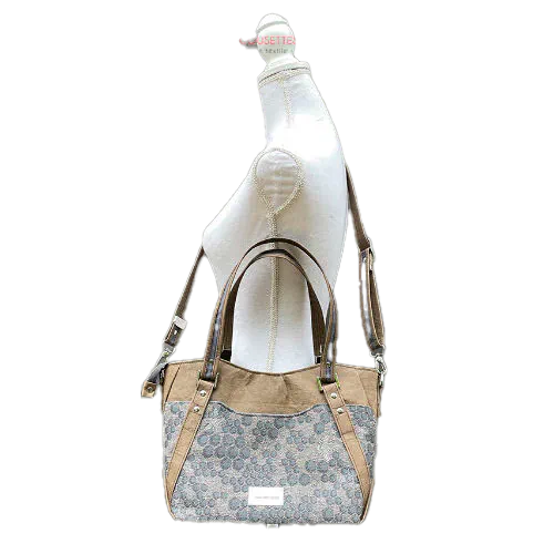 Un sac d'épaule fait avec du tissu d'écharpe gris au motif de ruche et d'abeilles, et du papier lavable marron.