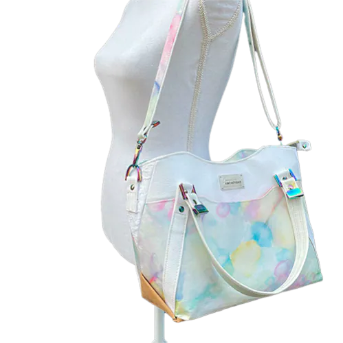 Un sac d'épaule constitué de différentes matières : simili blanc, foulard en soie peint à la main et damassé de coton blanc.