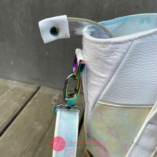 Un sac d'épaule constitué de différentes matières : simili blanc, foulard en soie peint à la main et damassé de coton blanc.