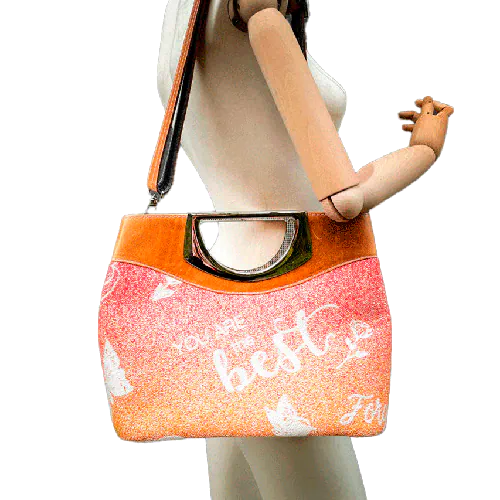 Un sac d'épaule constitué de cuir de vache couleur caramel et d'écharpe de portage dégradé de couleurs estivales et en blanc textes motivants et pictos.