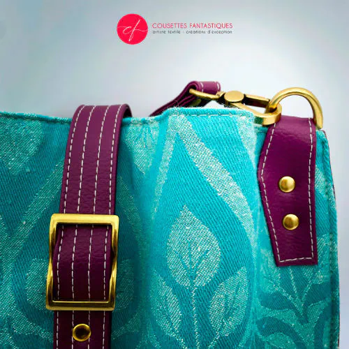 Un sac d'épaule en tissu d'écharpe turquoise et écru à motif de feuilles, simili prune et popeline menthe irisée.