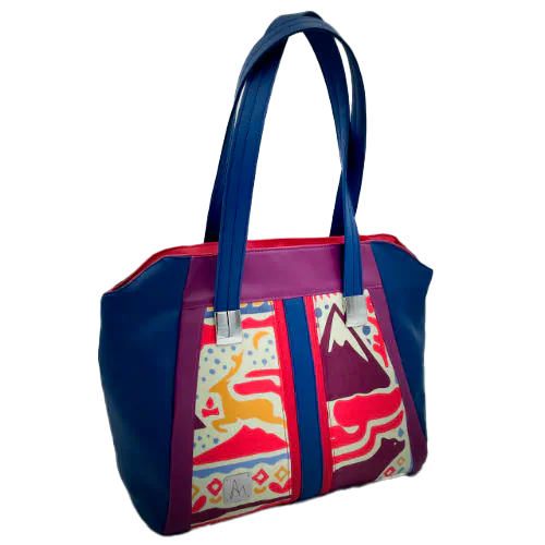 Un sac d'épaule fabriqué à partir d'un foulard en soie avec des motifs issus du folklore Scandinave, associé à des similis rouge, bleu et violet.