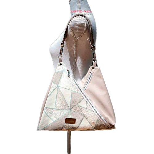 Un sac d'épaule triangulaire, constitué d'un simili beige et d'un tissu d'écharpe blanc, crème, beige et vert.