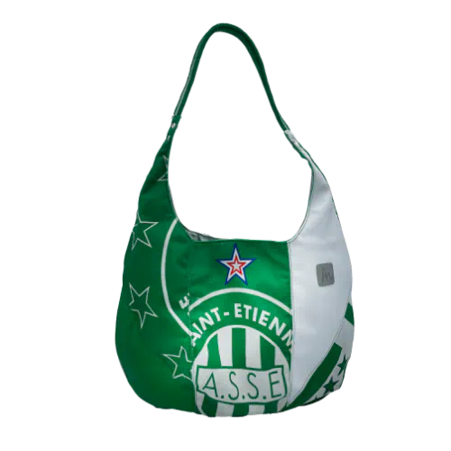 Un sac d'épaule en cuirs blanc et vert associés à un maillot de foot vintage vert et blanc, et une doublure en satin de polyester blanc et vert.