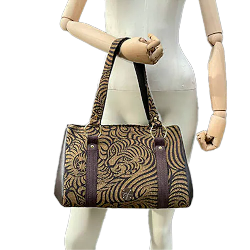 Un sac à main constitué de simili marron et tissu d'écharpe marron et fauve, au motif de tigre stylisé.