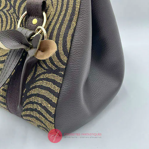 Un sac à main constitué de simili marron et tissu d'écharpe marron et fauve, au motif de tigre stylisé.