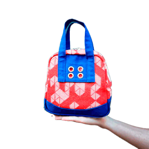 Un mini sac à main constitué de tissu d'écharpe orange au motif géométrique blanc, et de toile de bleu de travail bleu Klein.