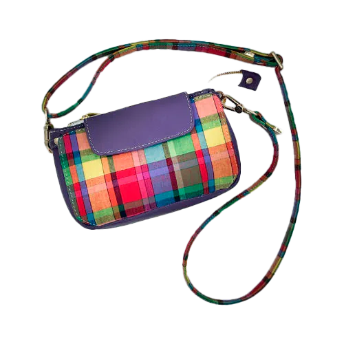 Un sac portefeuille constitué de cuir violet et de toile de madras multicolore.