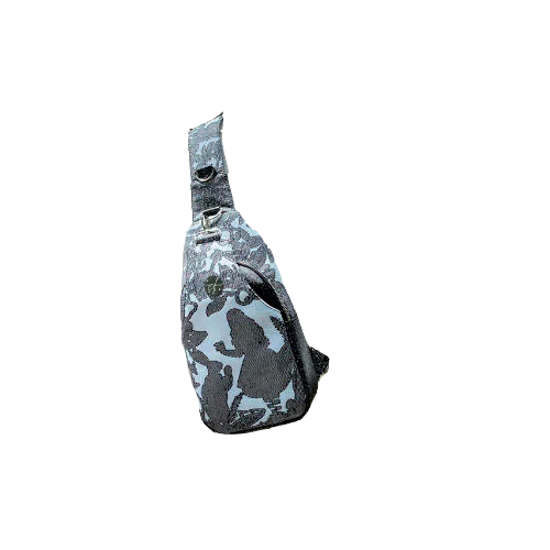 Un sac à dos fait de toile à paillettes multicolores et d'une écharpe tissée gris-bleu, noire et argentée avec un motif inspiré de l'histoire “Alice au pays des merveilles”.