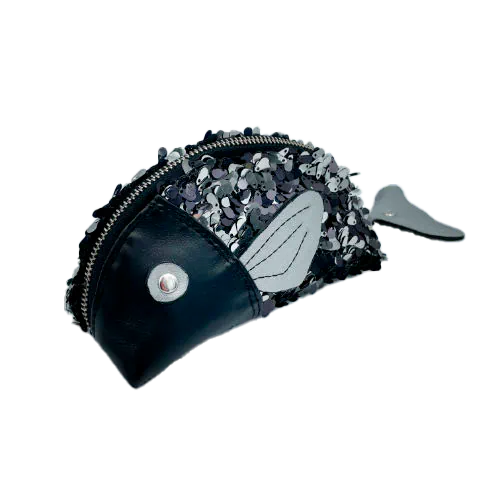 Une pochette zippée cousue dans du simili cuir noir, du tissu à sequins noirs et blancs, et du denim gris.