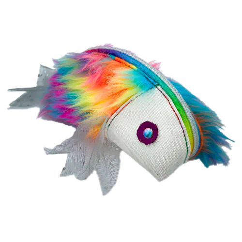 Une pochette zippée cousue dans du simili cuir blanc à paillettes, de la fausse fourrure arc-en-ciel, et du tulle à sequins iridescents.